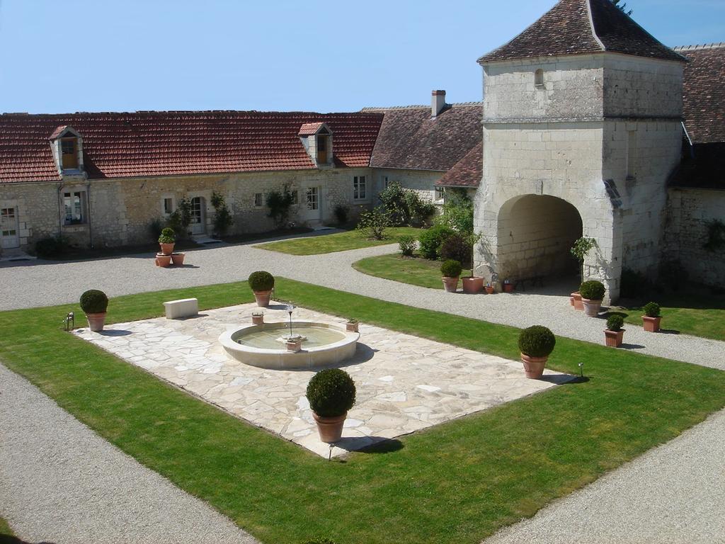 Manoir De La Rousselliere Aparthotel Loches Bagian luar foto