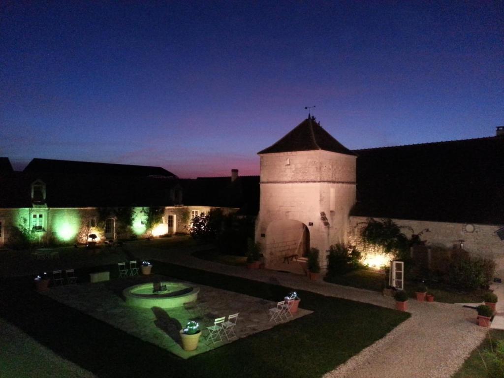 Manoir De La Rousselliere Aparthotel Loches Bagian luar foto