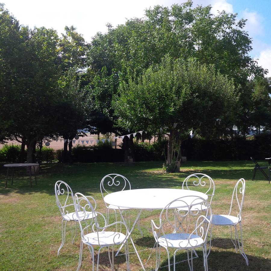 Manoir De La Rousselliere Aparthotel Loches Bagian luar foto